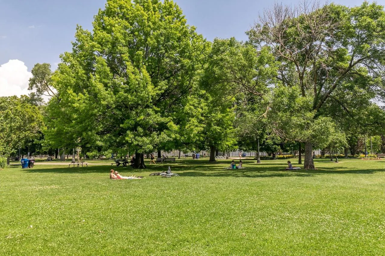 טורונטו Gorgeous Park House W Parking On Queen West דירה